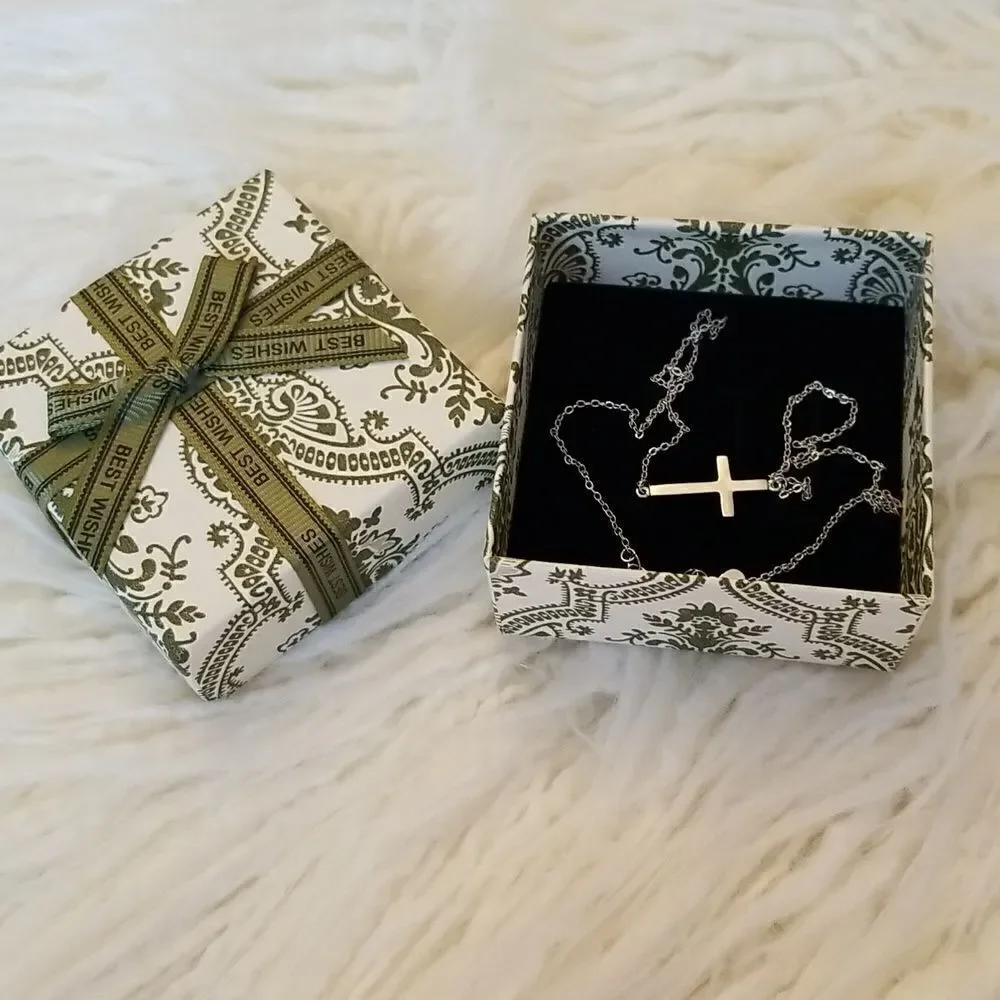 ❤ Silver tone cross necklace